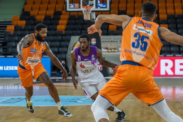 用中场球员 用中场球员